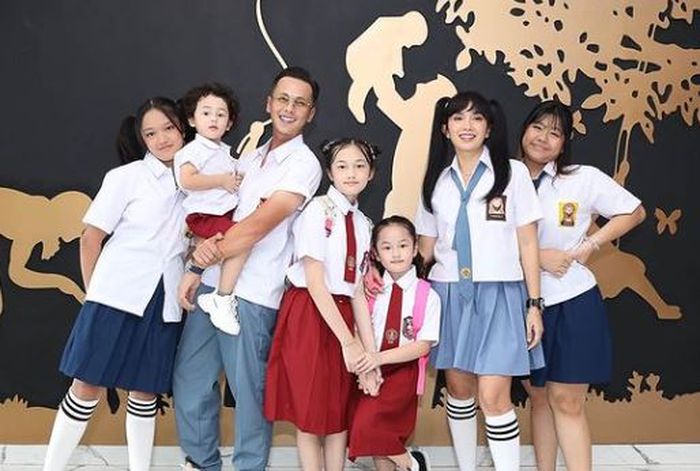 Keluarga Ussy Sulistiawaty dan Andhika Pratama