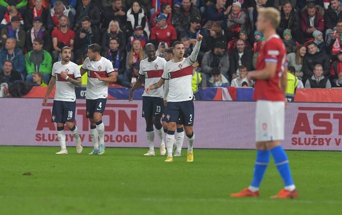 Diogo Dalot merayakan gol untuk timnas Portugal dalam laga kelima Liga A Grup 2 UEFA Nations League kontra timnas Republik Ceska di Stadion Fortuna Arena, Sabtu (24/9/2022).