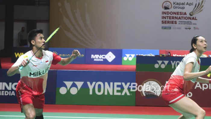 Aksi Pasangan ganda campuran Indonesia,  Dejan Ferdinansyah/Gloria Emanuelle Widjaja, saat final Indonesia International Series 2022 di GOR Amongrogo, Yogyakarta, 25 September 2022.