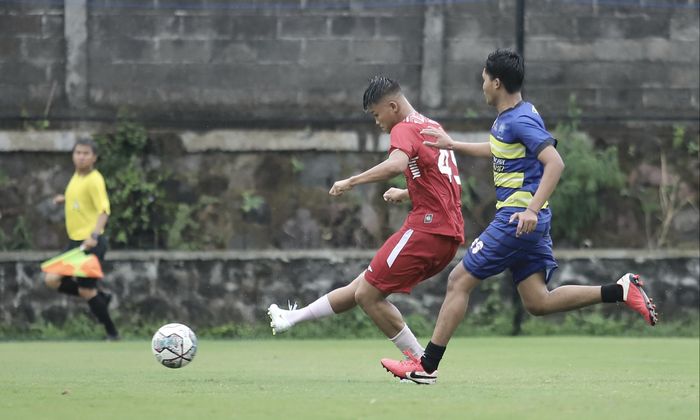 Striker Hokky Caraka saat berlatih bersama tim PSS Sleman di Lapangan Pakembinangun, Sleman, Jumat (23/9/2022) sore