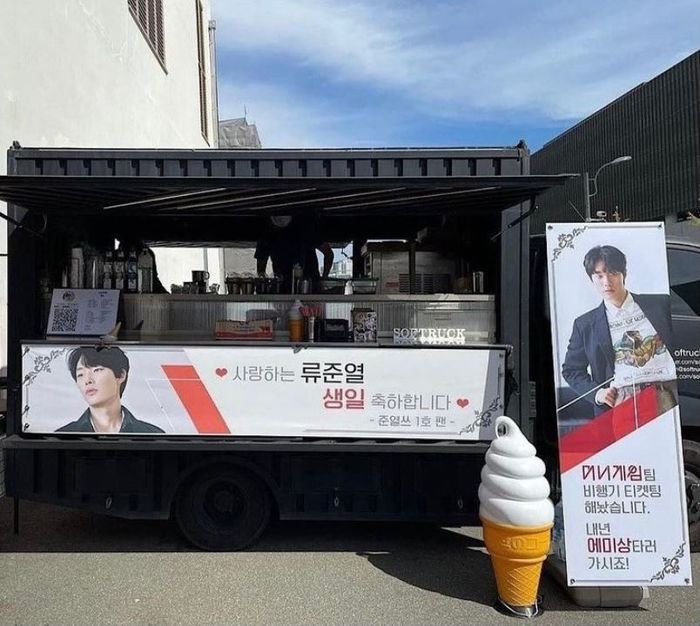 Snack truck yang dikirim Hyeri ke lokasi syuting Ryu Jun Yeol.