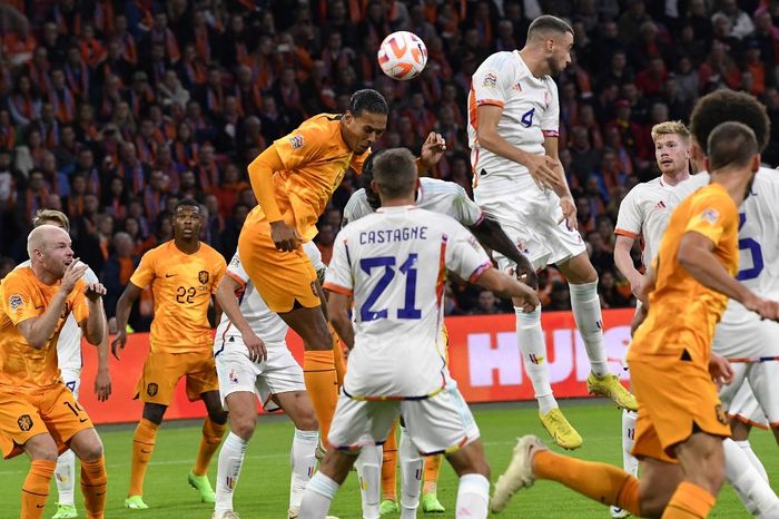 Bek timnas Belanda, Virgil van Dijk, mencetak gol dalam laga Liga A Grup 4 UEFA Nations League kontra timnas Belgia di Stadion Johan Cruijff ArenA, Minggu (25/9/2022).