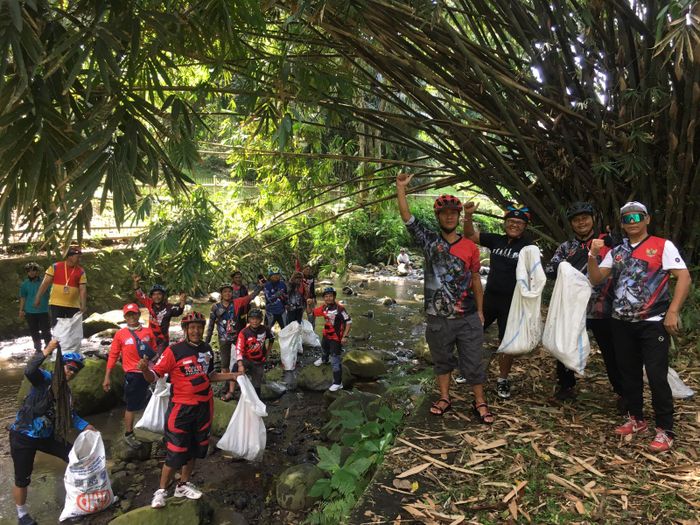 Dalam rangka World Clean up Day bekerja sama dengan Kebun Raya Bogor membersihkan Sungai Ciliwung pada 25 September 2022