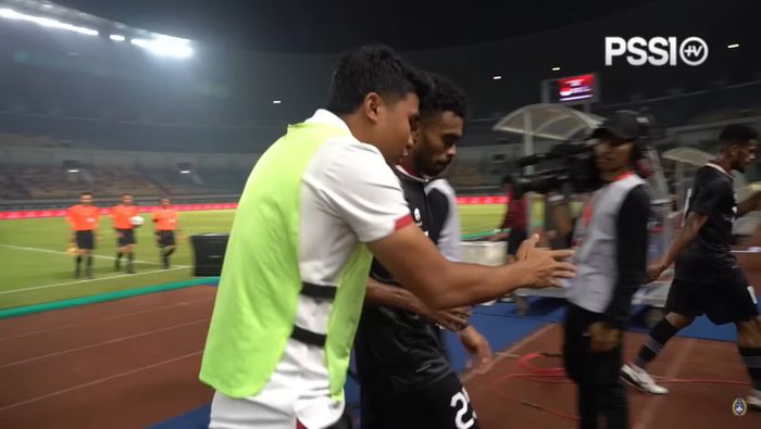 Momen saat Asnawi Mangkualam memberikan instruksi kepada Yakob Sayuri saat pertandingan melawan Curacao, Sabtu (24/9/2022).