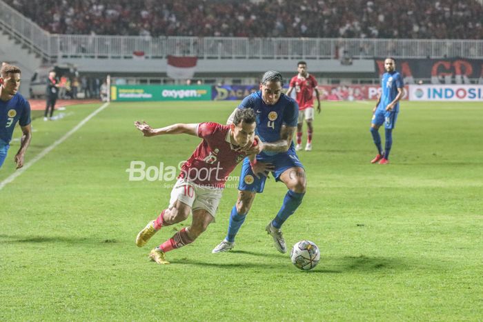 Pemain timnas Indonesia, Egy Maulana Vikri (kiri), sedang menguasai bola dan dibayangi salah satu pemain timnas Curacao saat bertanding di Stadion Pakansari, Bogor, Jawa Barat, 27 September 2022.