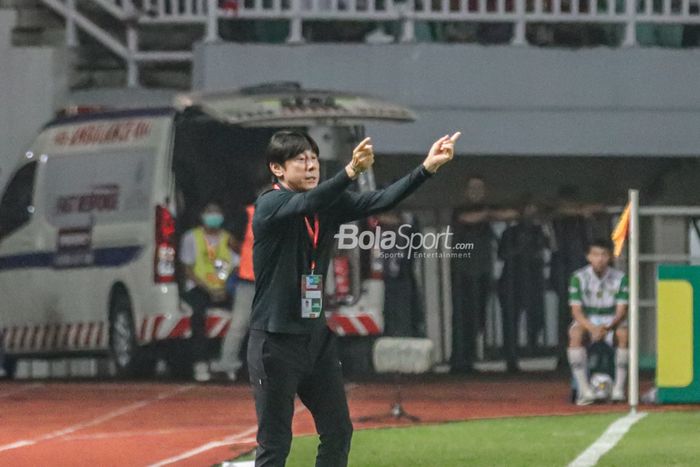 Pelatih timnas Indonesia, Shin Tae-yong, sedang memberikan intruksi kepada para pemainnya ketika bertanding di Stadion Pakansari, Bogor, Jawa Barat, 27 September 2022.