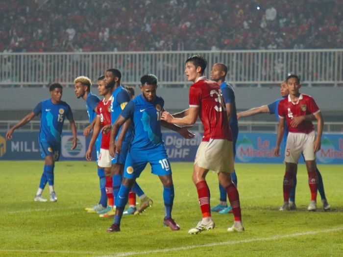 Elkan Baggott maju ke gawang lawan dalam upaya mencetak gol pada pertandingan FIFA Matchday antara Timnas Indonesia vs Curacao di Stadion Pakansari, Selasa (27/9/2022).