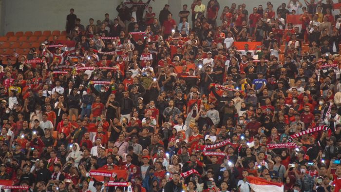 Suporter Timnas Indonesia di laga FIFA Matchday melawan Curacao meramaikan Stadion Pakansari, Selasa (27/9/2022).