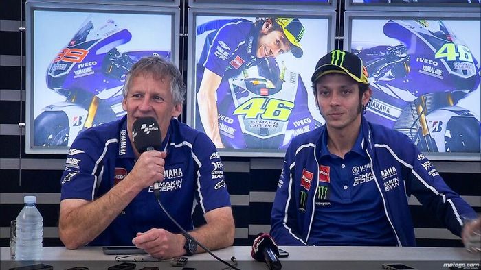 Pembalap megabintang, Valentino Rossi, dan kepala kru, Jeremy Burgess, berbicara kepada awak media ketika mengumumkan perpisahan mereka setelah berakhirnya MotoGP musim 2013.