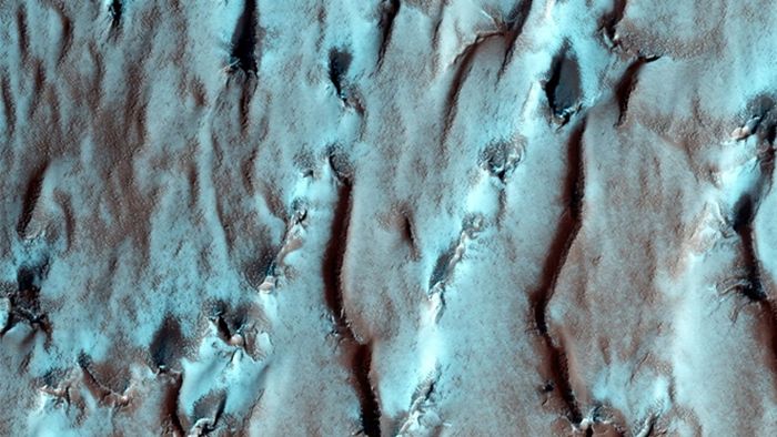 Gambar dari Mars Reconnaissance Orbiter NASA ini menunjukkan tepi Deposit Berlapis Kutub Selatan planet Mars. Tumpukan lapisan halus disorot oleh sinar matahari kutub.