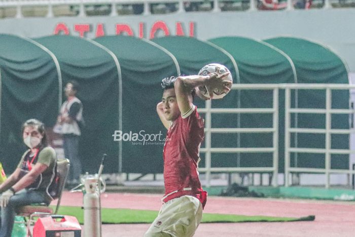 Bek sayap kiri timnas Indonesia, Pratama Arhan, nampak akan melakukan lemparan ke dalam saat bertanding di Stadion Pakansari, Bogor, Jawa Barat, 27 September 2022.