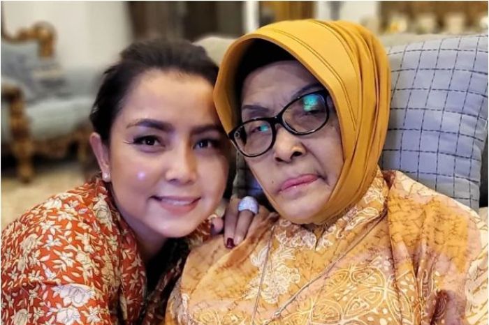 Mayangsari berkumpul bersama ibu tercinta di hari lebaran 