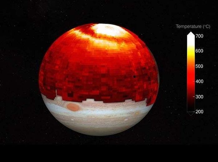 Sebuah pandangan suhu atmosfer atas planet Jupiter, 1000 kilometer di atas puncak awan. Dalam potret ini, wilayah aurora (dekat kutub utara, berwarna kuning/putih) tampaknya telah melepaskan gelombang pemanasan skala planet yang besar ke arah khatulistiwa. Fitur ini memiliki panjang lebih dari 130.000 kilometer, atau diameter 10 Bumi, dan ratusan derajat lebih hangat daripada latar belakangnya.