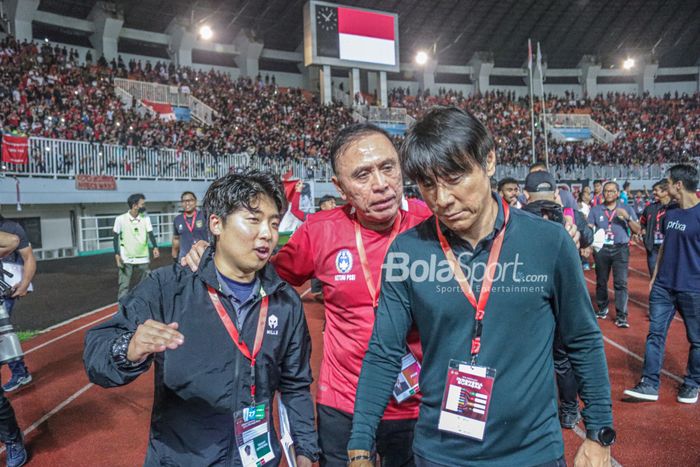 Pelatih timnas Indonesia, Shin Tae-yong (kanan) dan sang penerjemah bernama Jeong Seok-seo (kanan) sedang berdiskusi dengan Mochamad Iriawan selaku Ketua Umum PSSI di Stadion Pakansari, Bogor, Jawa Barat, 27 September 2022.