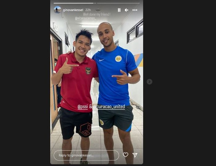 Satu pemain Curacao, Gino Van Kessel menghampiri Witan Sulaeman pasca-laga melawan timnas Indonesia di Stadion Pakansari, Selasa (27/9/2022).