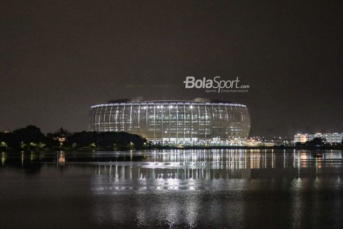 Pemandangan Jakarta Internasional Stadium (JIS) dari Danau Cincin, Jakarta Utara, 28 September 2022.