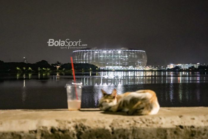 Pemandangan Jakarta Internasional Stadium (JIS) dari Danau Cincin, Jakarta Utara, 28 September 2022.