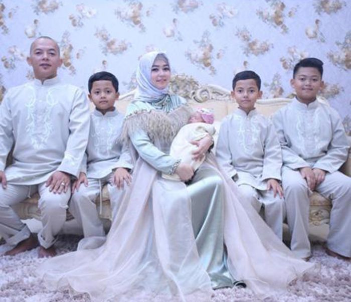 Lala Nurlela, kakak ipar Syahrini dan suami dan anaknya