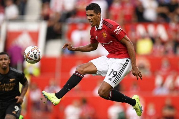 Raphael Varane beraksi dalam duel Liga Inggris Manchester United vs Arsenal di Old Trafford (4/9/2022).