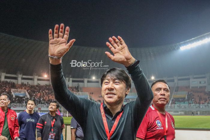 Pelatih timnas Indonesia, Shin Tae-yong (kiri), sedang menyapa suporter dan ditemani Mochamad Iriawan (kanan) selaku Ketua Umum PSSI di Stadion Pakansari, Bogor, Jawa Barat, 27 September 2022.