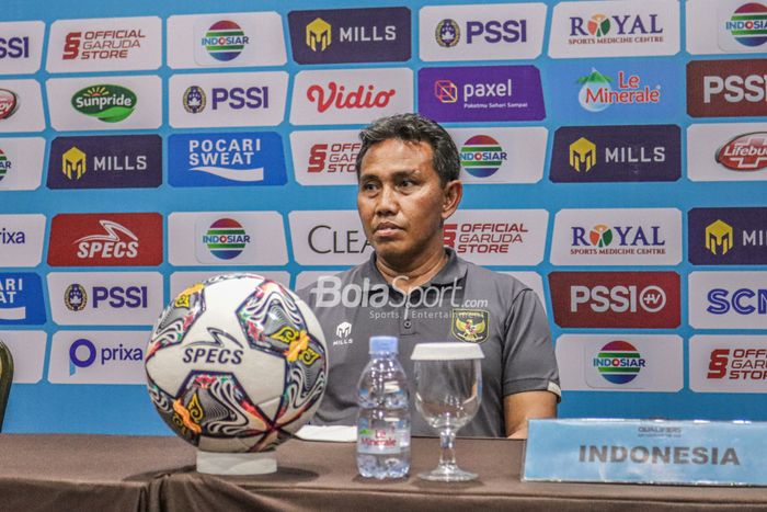 Pelatih timnas U-17 Indonesia, Bima Sakti, nampak menghadiri sesi jumpa pers di Hotel Lorin, Bogor, Jawa Barat, 30 September 2022.