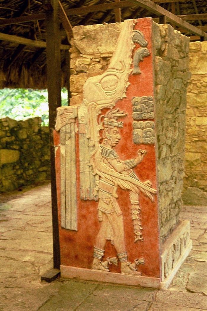 Dinding makam penguasa Maya kadang-kadang dicat dengan cinnabar