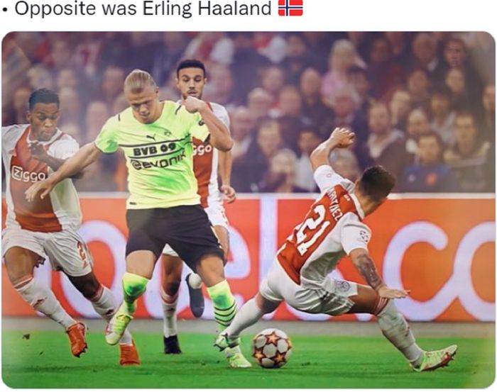 Erling Haaland berduel dengan Lisandro Martinez dalam partai Ajax Amsterdam kontra Borussia Dormund di Liga Champions 2021-2022.