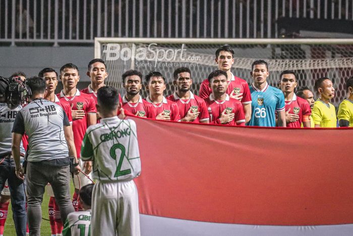 Skuat timnas Indonesia/skuad timnas Indonesia sedang menyanyikan lagu kebangsaan saat bertanding di Stadion Pakansari, Bogor, Jawa Barat, 27 September 2022.