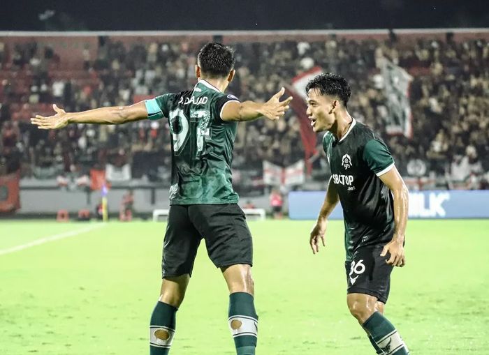 Selebrasi kapten Persikabo 1973, Dimas Drajad, usai mencetak gol ke gawang Bali United pada pekan ke-11 Liga 1 2022-2023.