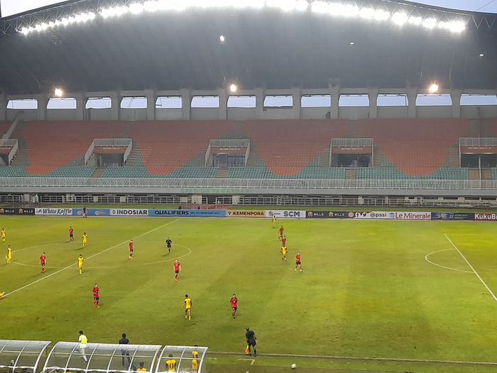 Suasana pertandingan Malaysia melawan Palestina dalam laga perdana Grup B Kualifikasi PIala Asia U-17 2023 dI Stadion Pakansari, Cibinong, Sabtu (1/10/2022)