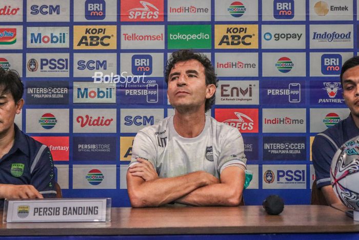 Pelatih Persib Bandung, Luis Milla, nampak menghadiri jumpa pers di Graha Persib, Bandung, Jawa Barat, 1 Oktober 2022.