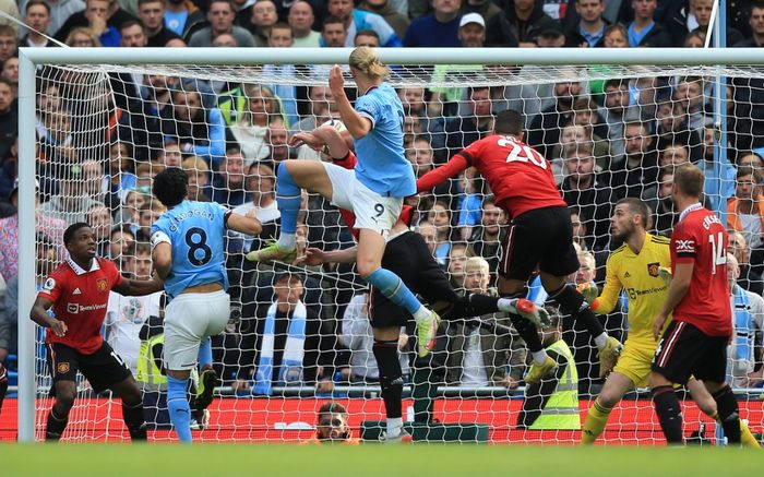 Tandukan bomber Manchester City, Erling Haaland sukses menjebol gawang Manchester United pada pekan ke-9 Liga Inggris musim 2022-2023 di Stadion Etihad, Manchester, Minggu (2/10/2022)