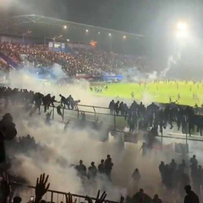 Inilah  7 fakta terkini kerusuhan di Stadion Kanjuruhan Malang yang ikut diliput media asing. Foto ratusan jenazah di lantai bikin syok.