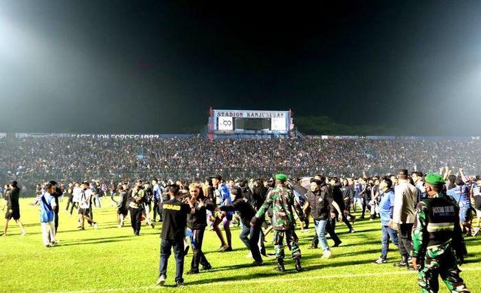 Kericuhan dan kerusuhan mewarnai pertandingan pekan ke-11 Liga 1 2022-2023 bertajuk derbi Jawa Timur, Arema FC dan Persebaya Surabaya, di Stadion Kanjuruhan, Kepanjen, Malang, Sabtu (1/10/2022)