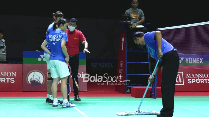 Wasit turnamen (baju merah) bertanggung jawab secara keseluruhan atas kejuaraan sedangkan wasit lapangan (baju abu-abu) bertanggung jawab atas pertandingan dan harus melapor kepada wasit turnamen.