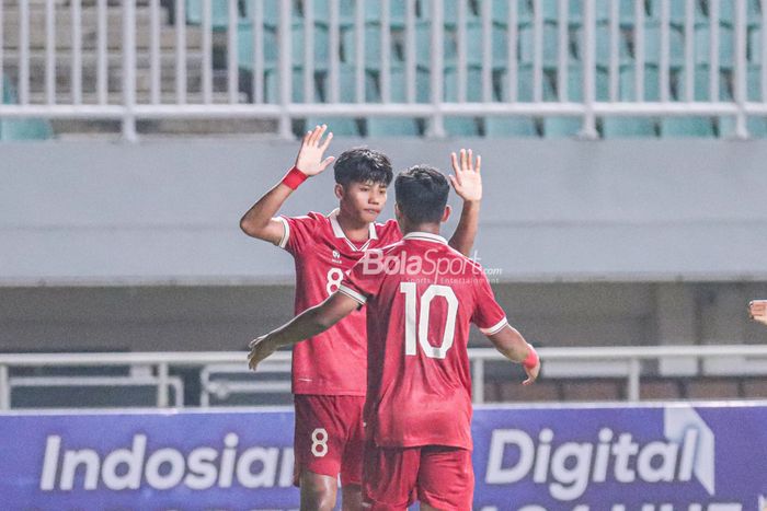 Pemain timnas U-17 Indonesia, Arkhan Kaka Putra, nampak melakukan selebrasi menyambut pelukan rekannya seusai mencetak gol dalam laga pekan pertama grup B Kualifikasi Piala Asia U-17 2023 di Stadion Pakansari, Bogor, Jawa Barat, 3 Oktober 2022.