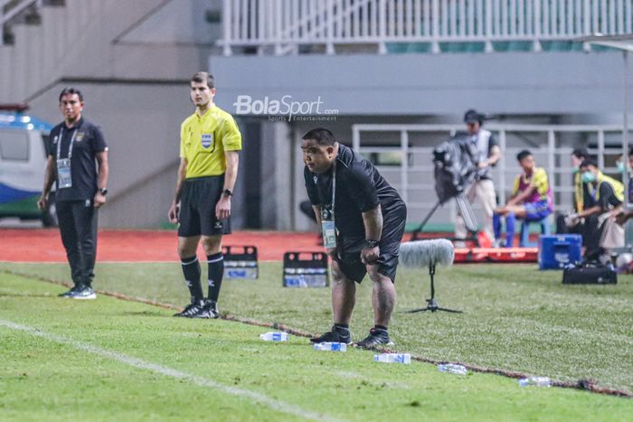 Pelatih timnas U-17 Guam, Samuel San Gil, sedang memantau para pemainnya saat bertanding dalam laga pekan pertama grup B Kualifikasi Piala Asia U-17 2023 di Stadion Pakansari, Bogor, Jawa Barat, 3 Oktober 2022.