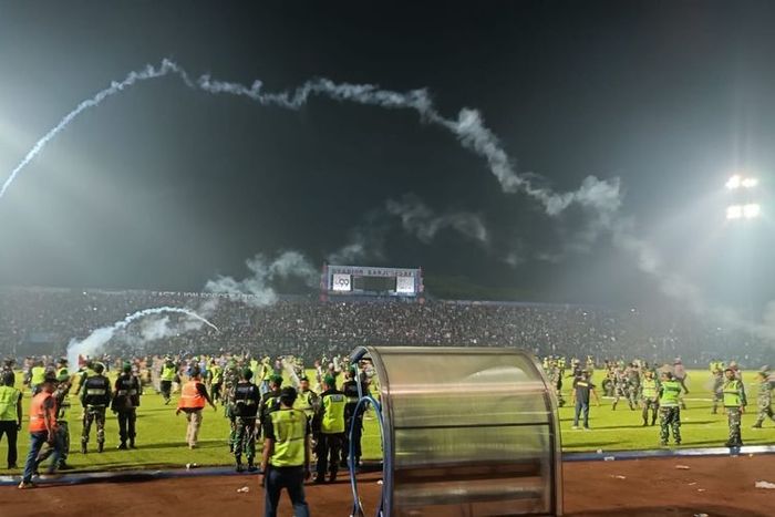 Suasana kerusuhan di Stadion Kanjuruhan, Sabtu (1/10/2022).