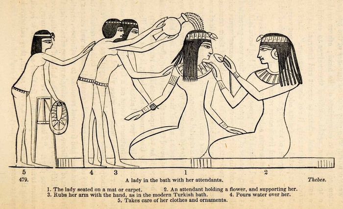 Potongan kayu abad ke-19 yang menggambarkan seorang wanita Mesir kuno yang sedang mandi dengan bantuan pelayan wanitanya di Thebes, Mesir.