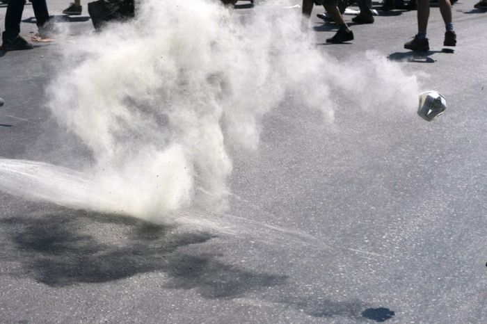 Gas air mata digunakan sebagai senjata kimia dalam Perang Dunia I. Namun, saat ini penggunaannya ilegal untuk digunakan pada masa perang.