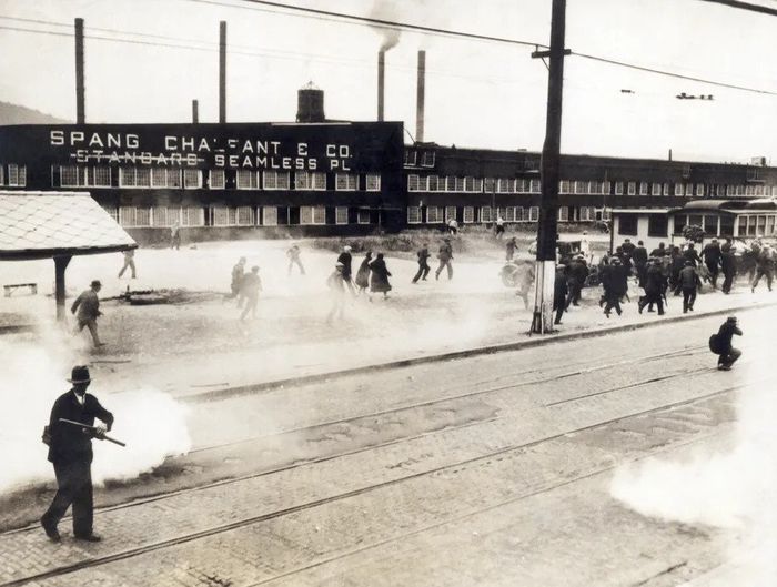 Peluru dan gas air mata digunakan untuk melawan pekerja yang mogok di Perusahaan Spang Chalfant di Ambridge, Pennsylvania, pada tahun 1934.
