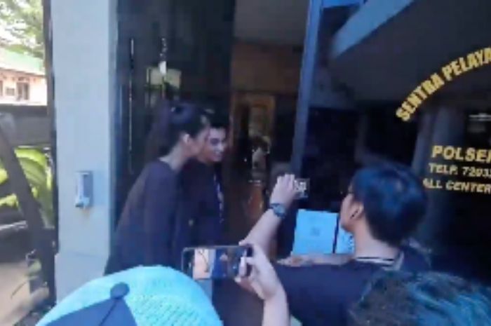 Baim Wong datangi kantor polisi.