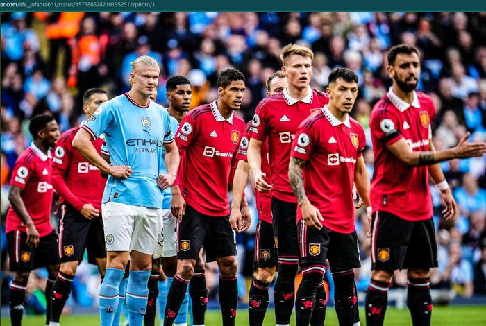 Momen penyerang Manchester City, Erling Haaland mendapat kawalan ketat dari para pemain Manchester United dalam duel Derbi Manchester di Etihad Stadium, Minggu (2/10/2022) malam WIB.