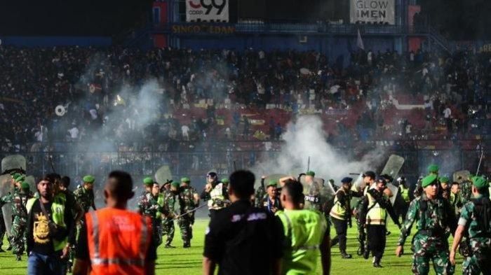 Penembakan gas air mata dilakukan saat terjadi kericuhan suporter Arema FC yang bentrok melawan polisi buntut kekalahan Arema FC dalam pertandingan Liga 1 melawan Persebaya Surabaya dengan skor 2-3 di Stadion Kanjuruhan, Malang, Sabtu (1/10/2022) malam.