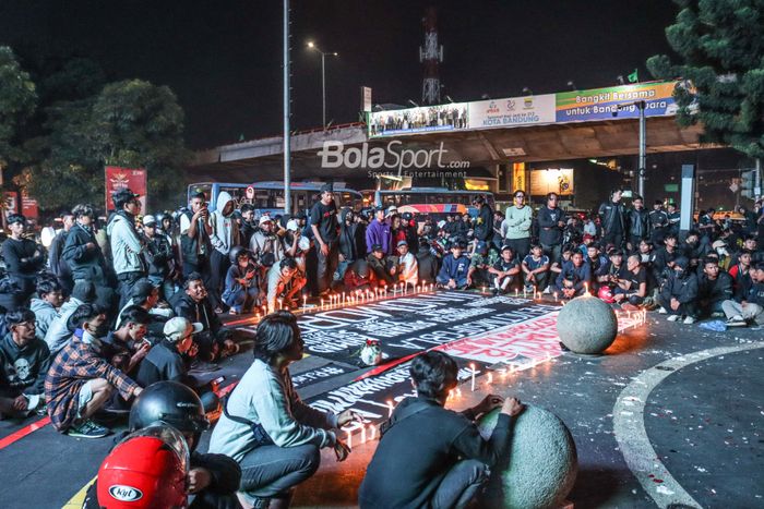 Sejumlah Bobotoh (suporter Persib) menggelar aksi menyalakan lilin hingga doa bersama korban jiwa kerusuhan setelah laga Arema FC versus Persebaya Surabaya.