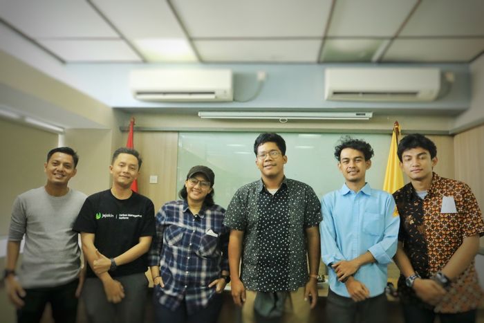 Dari kiri ke kanan: Andi Pananrang (Community Officer #SayaPilihBumi), Bogar Baskoro (Strategic Partnership Lead Jejak.in), Dinni Septianingrum (CO-Founder #SeaSoldier), Raditya Anggoro (Ketua Pelaksana Baka-Raya Project), Magkma (Ketua Mapala UI), Fikra Alfath (Moderator).