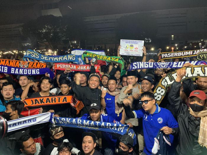 Foto kelompok suporter yang berkumpul di Stadion Mandala Krida lengkap dengan scarf masing-masing