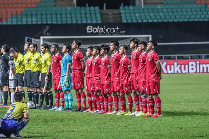 Skuat timnas U-17 Indonesia (skuad timnas U-17 Indonesia) sedang berbaris jelang bertanding dalam laga pekan pertama grup B Kualifikasi Piala Asia U-17 2023 di Stadion Pakansari, Bogor, Jawa Barat, 3 Oktober 2022.