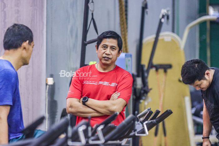 Nova Widianto ketika masih menangani tim ganda campuran di Pelatnas PBSI pada 2022.