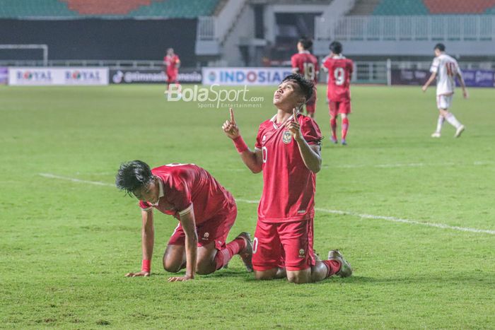 Pemain timnas U-17 Indonesia, Muhammad Nabil Asyura (kanan), sedang melakukan selebrasi seusai mencetak gol dalam laga Kualifikasi Piala Asia U-17 2023 di Stadion Pakansari, Bogor, Jawa Barat, 5 Oktober 2022.